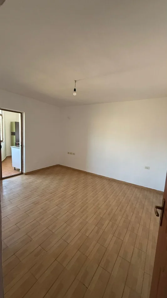 Tirane, jepet me qera apartament 1+1 Kati 5, 62 m² 400 € (RRuga Xhanfize Keko)