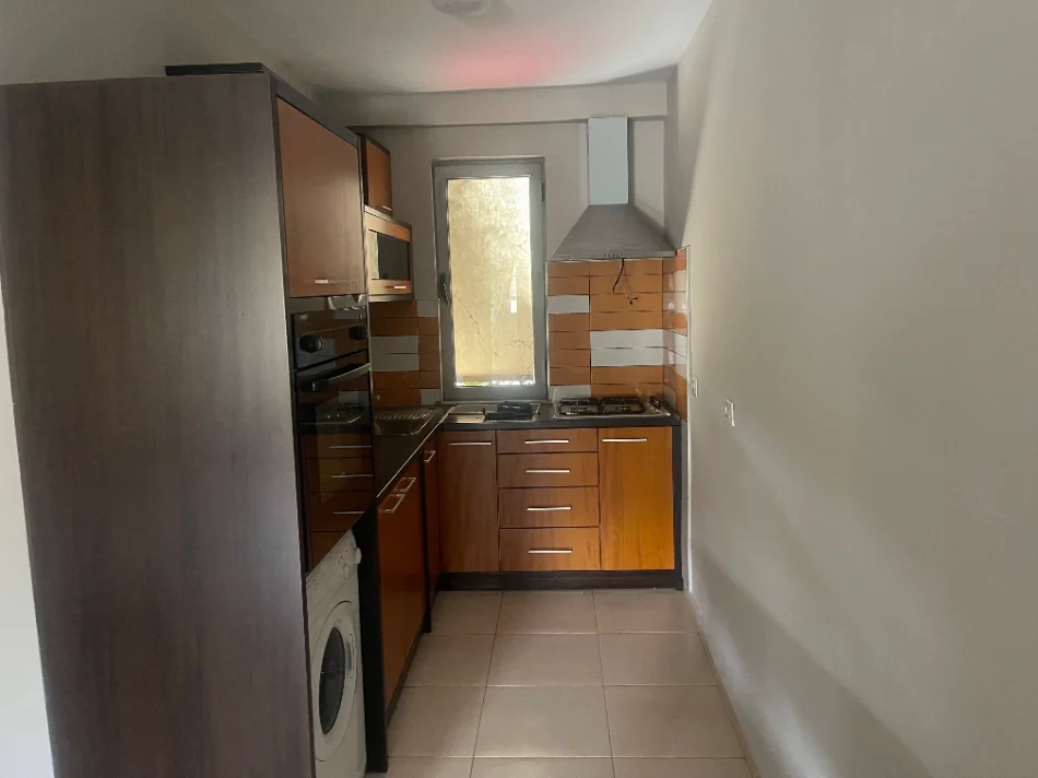 Tirane, jepet me qera apartament 1+1+Ballkon Kati 2, 70 m² 430 € (bulevardi bajram curri)