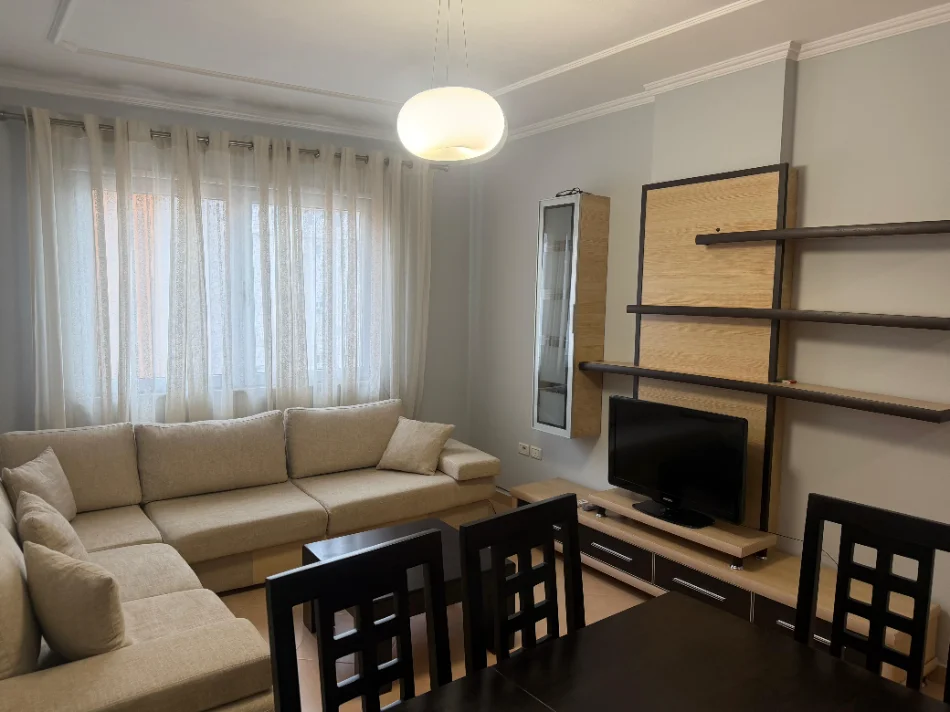 Tirane, jepet me qera apartament 1+1+Ballkon Kati 5, 64 m² 500 € (Prokuroria e Tiranes/Rr.Haxhi Hysen Dalliu)