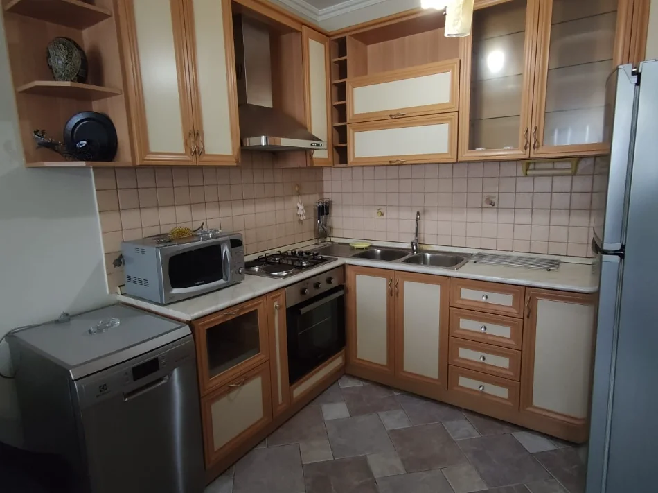 Tirane, jepet me qera apartament 1+1+Ballkon Kati 10, 70 m² 600 € (Shkolla e Baletit /Rruga Petro Nini Luarasi)
