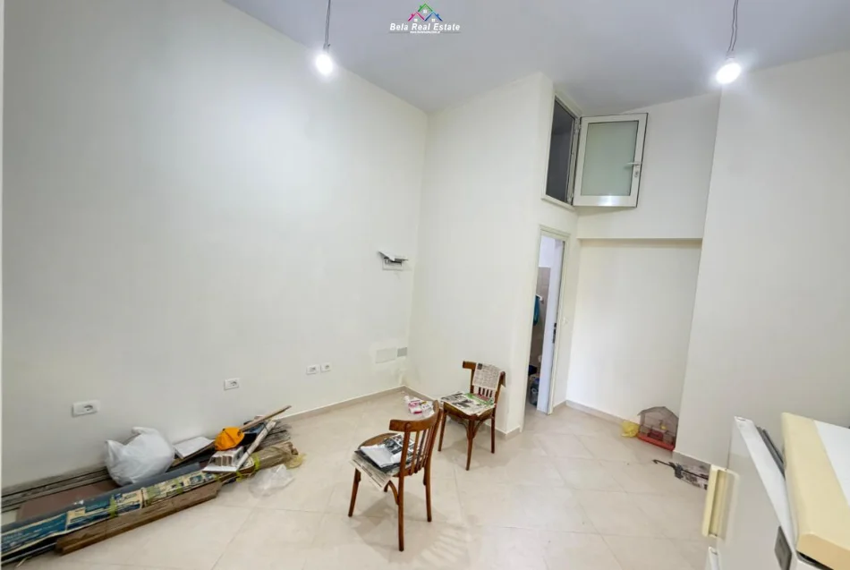 Tirane, jepet me qera dyqan Kati 0, 23 m² 220 € (zonja curre)