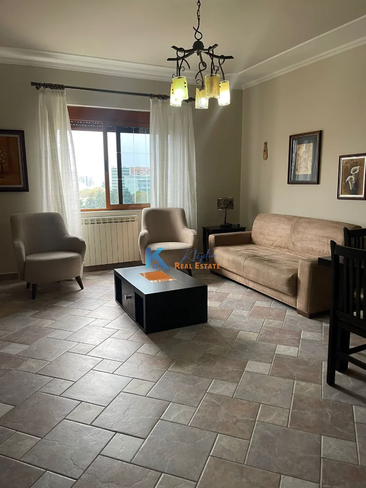 Tirane, jap me qera apartament 1+1+Ballkon Kati 10, 70 m² 600 € (prane shkolles se baletit)