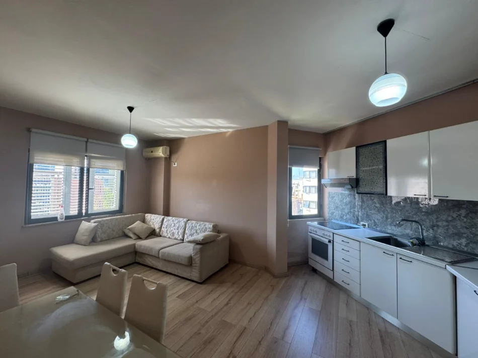Tirane, jepet me qera apartament 1+1+Ballkon Kati 4, 65 m² 500 € (pranë SPAK / Stacioni i Trenit)
