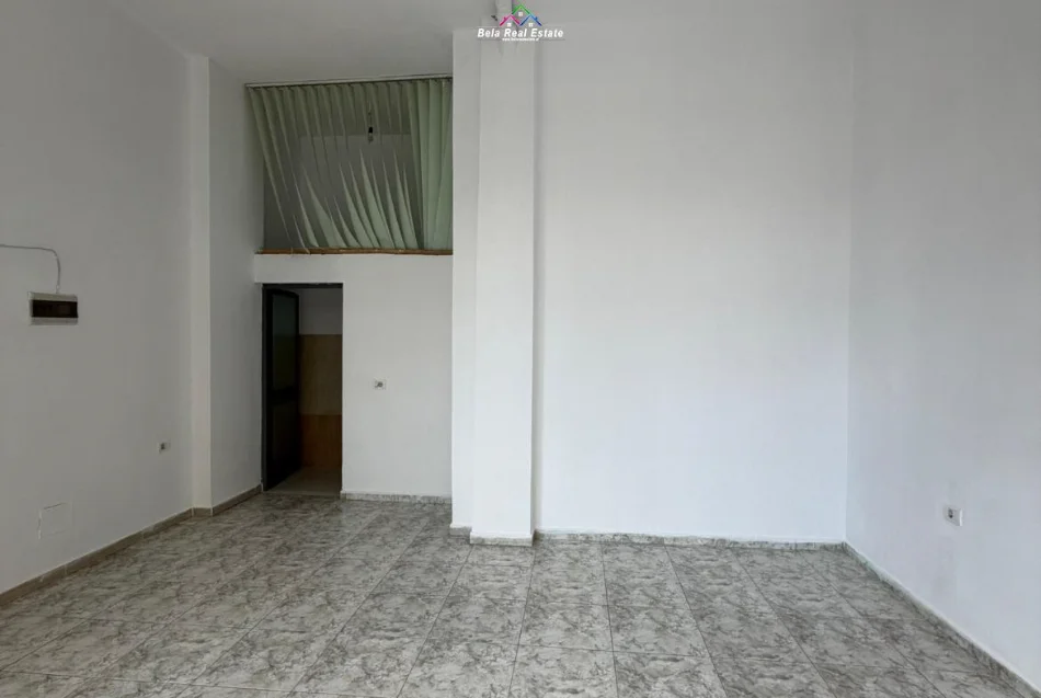 Tirane, jepet me qera dyqan Kati 0, 35 m² 420 € (Rruga 5 Maji)