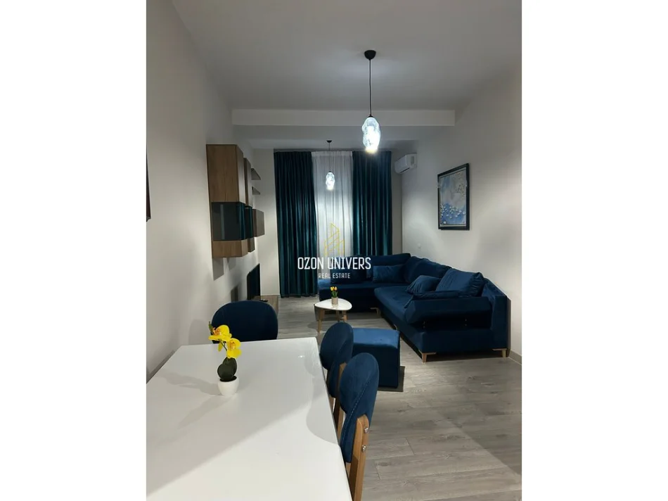 Tirane, jepet me qera apartament 1+1+Ballkon Kati 2, 85 m² 600 € (Xhamllik)