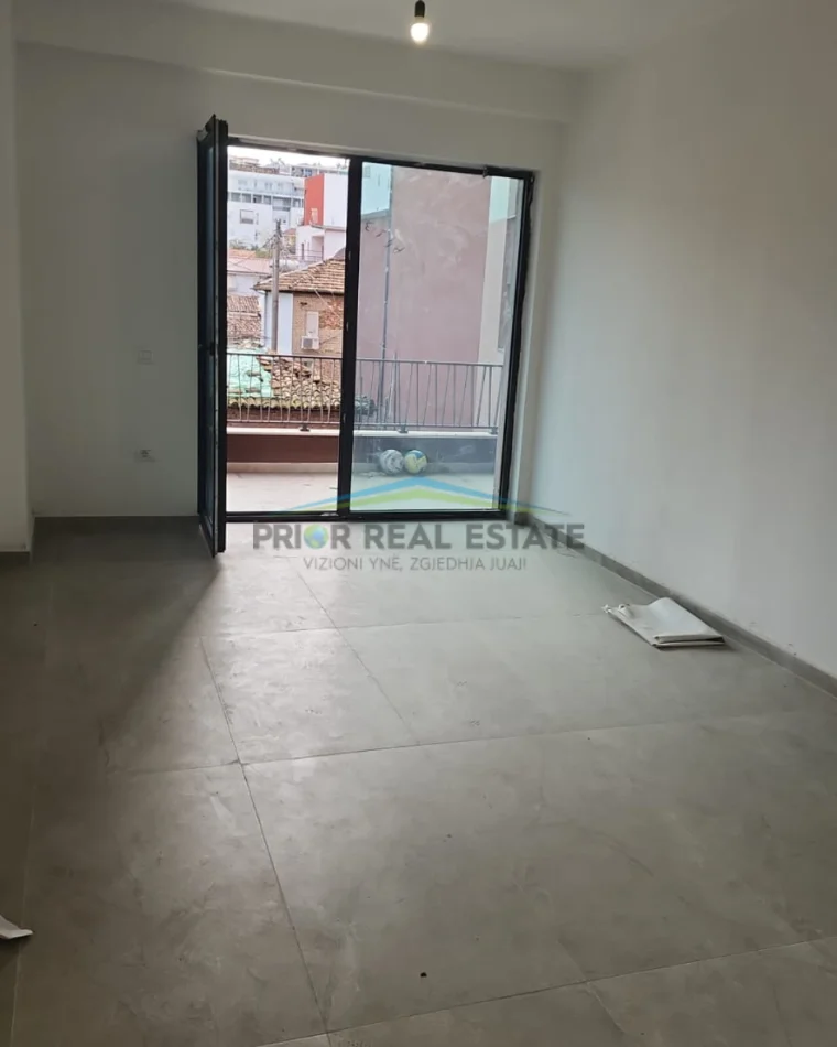 Tirane, jepet me qera ambjent biznesi Kati 2, 97 m² 1.300 € (Myslym Shyr)