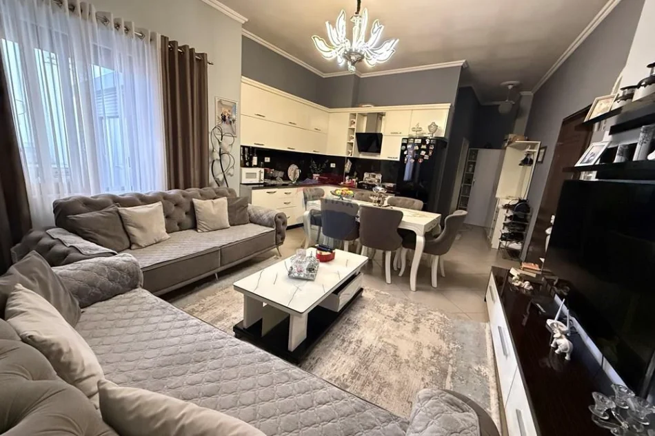 Apartament ne shitje, 2+1 totalisht i mobiluar tek bar "Artisti', Astir! (159'900 Euro)