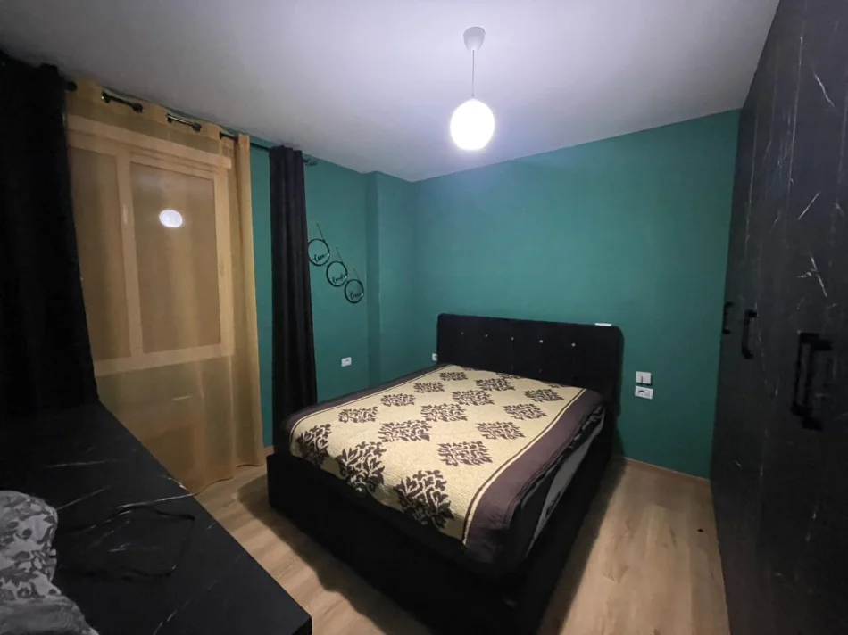 Tirane, jepet me qera apartament 3+1+Ballkon Kati 3, 100 m² 550 € (Kopshti Botanik)