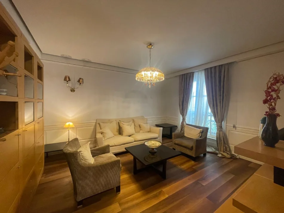 Tirane, jepet me qera apartament 1+1+Ballkon Kati 2, 80 m² 700 € (Shkolla Kuqe)