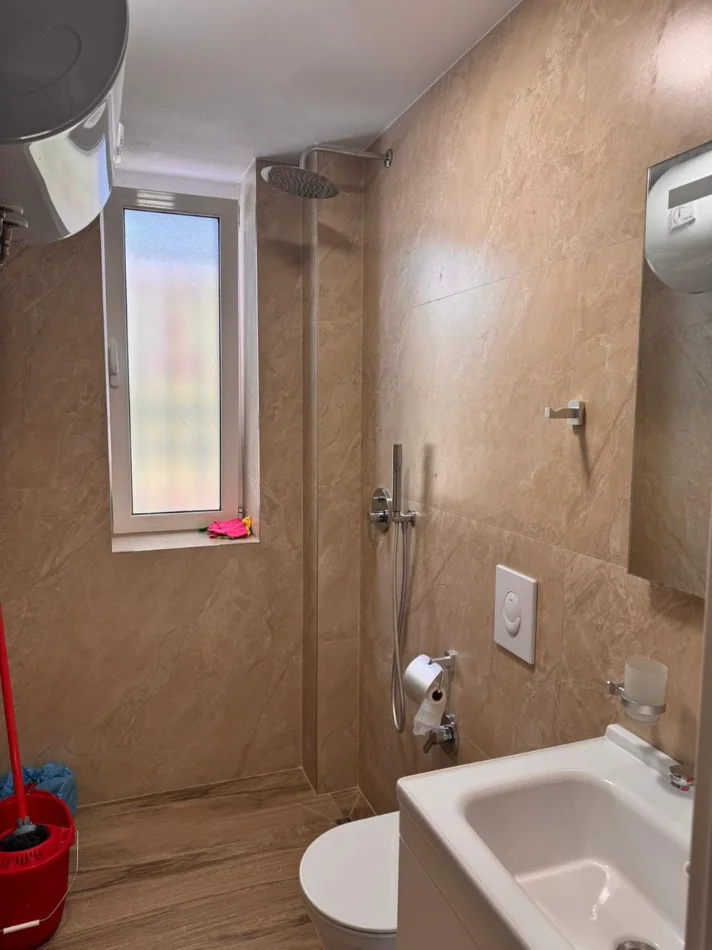 Tirane, jepet me qera zyre Kati 2, 70 m² 820 € (21 dhjetori)