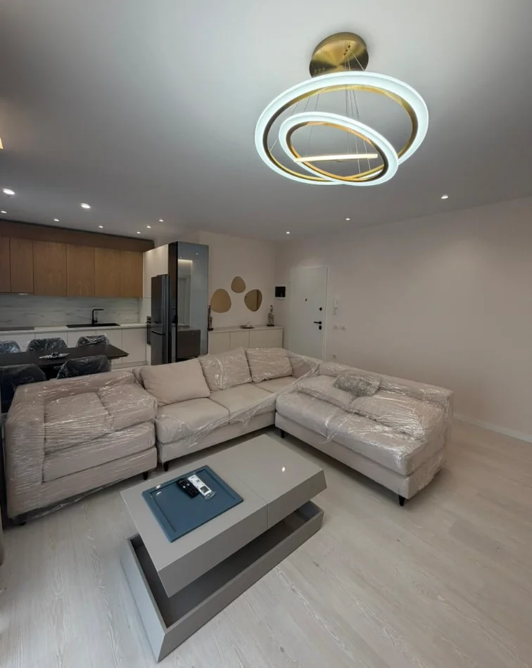 Tirane, jepet me qera apartament 1+1 , 80 m² 800 € 