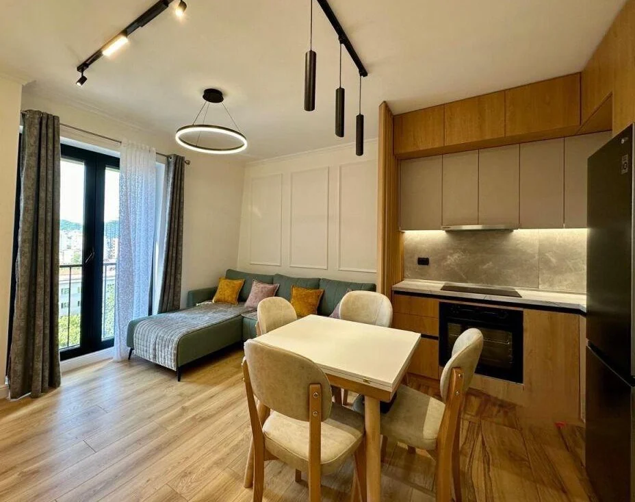 Tirane, jepet me qera apartament 1+1 , 80 m² 900 € 