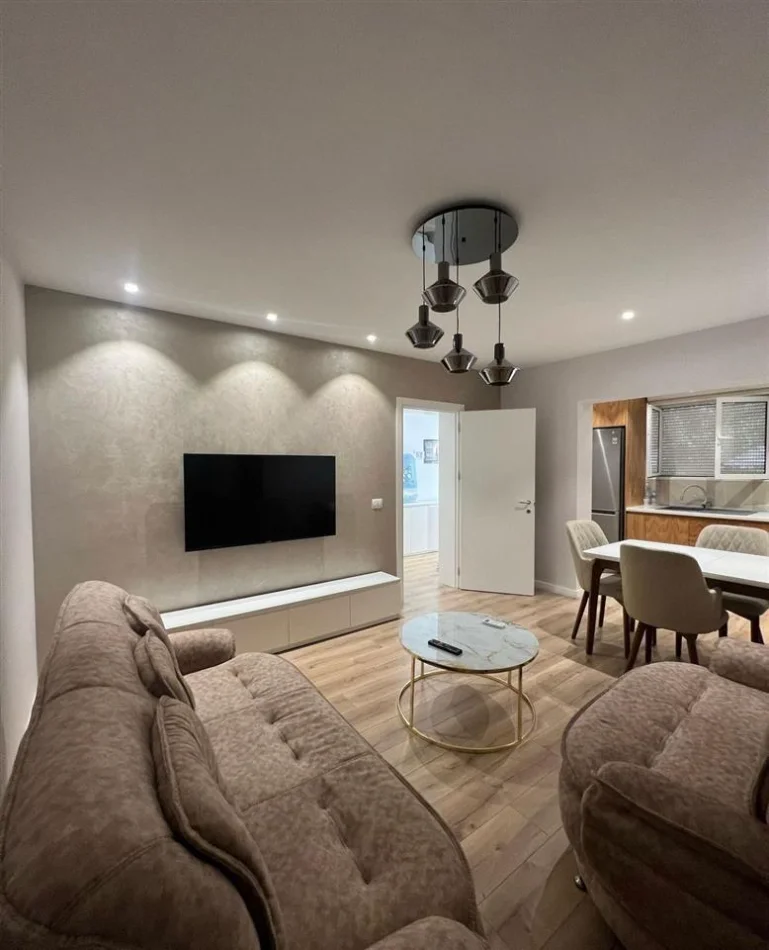 Tirane, jepet me qera Vile 1 Katshe Kati 1, 180 m² 800 € (RRUGA E KAVAJES)