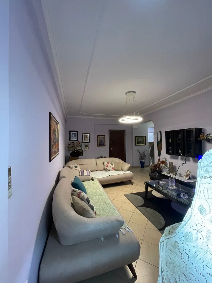 Tirane, jepet me qera apartament 2+1 , 116 m² 700 € (Rruga e Kavajës)