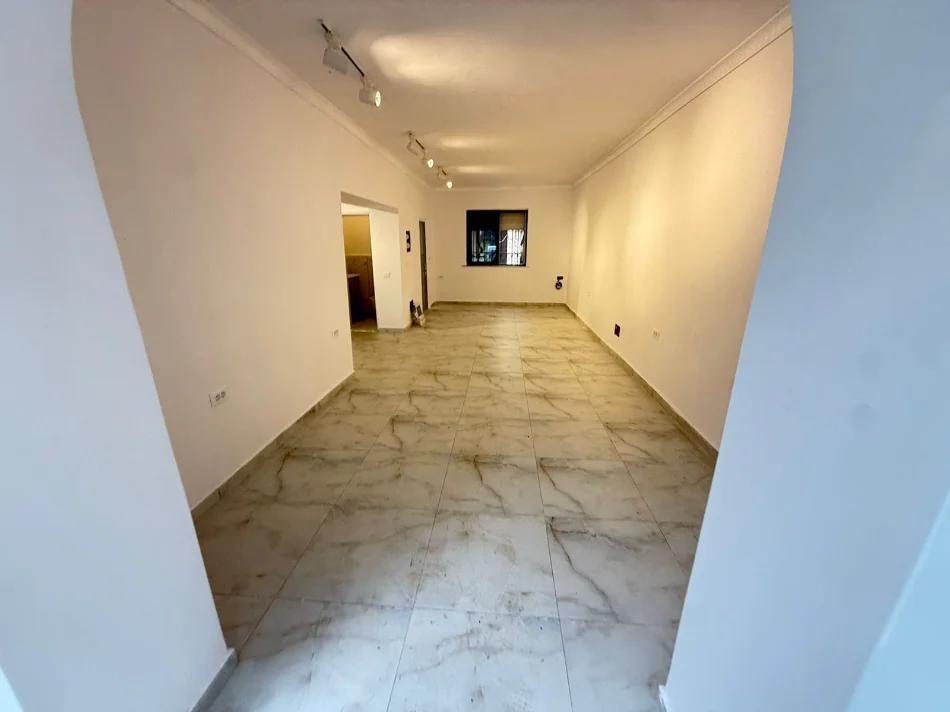 Tirane, jepet me qera dyqan Kati 0, 70 m² 2.000 € (Rruga Hoxha Tahsin)
