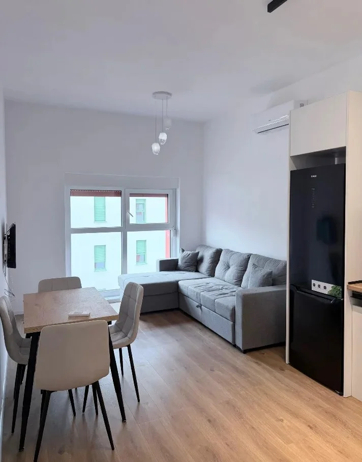Tirane, jepet me qera apartament 1+1+Aneks+Ballkon Kati 5, 49 m² 400 € (vilat gjermane)