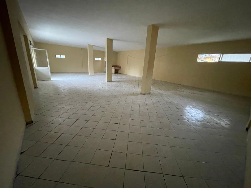 Tirane, jepet me qera dyqan Kati 0, 280 m² 1.500 € (Rruga Mihal Grameno)