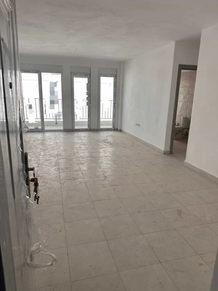 Tirane, jepet me qera zyre Kati 3, 100 m² 450 € (Rruga xhemal Sheh Abazi)
