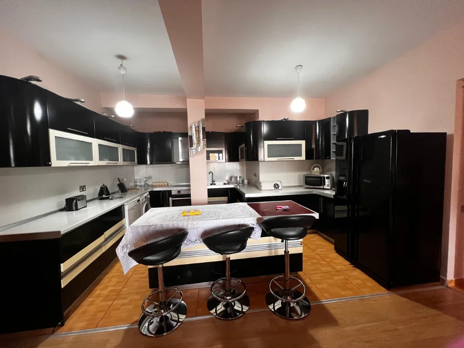 Tirane, jepet me qera apartament 2+1+Ballkon Kati 7, 100 m² 600 € (Rruga e Dibres)