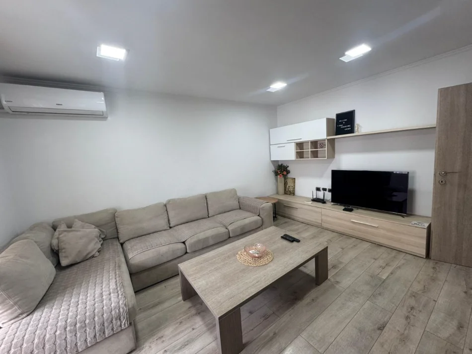 Tirane, jepet me qera apartament 2+1+Ballkon Kati 4, 80 m² 700 € (Në Qendër të Tiranës)