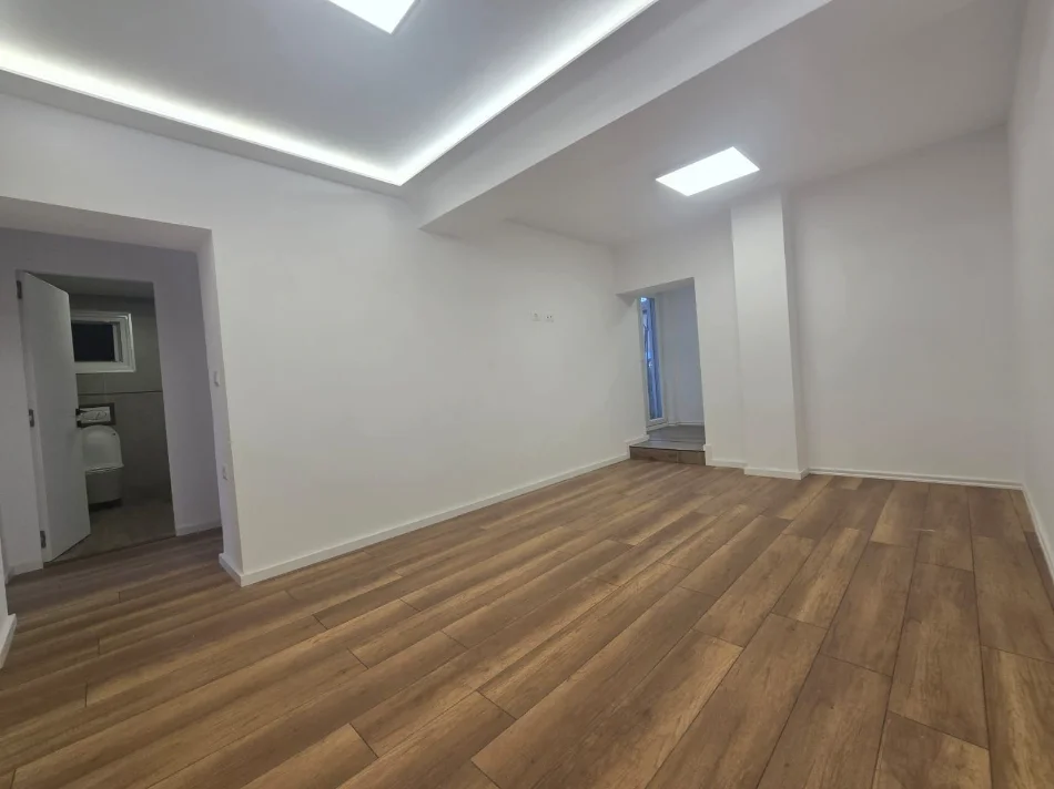 Tirane, jepet me qera zyre Kati 2, 78 m² 800 € (Bulevardi Zhan Dark)