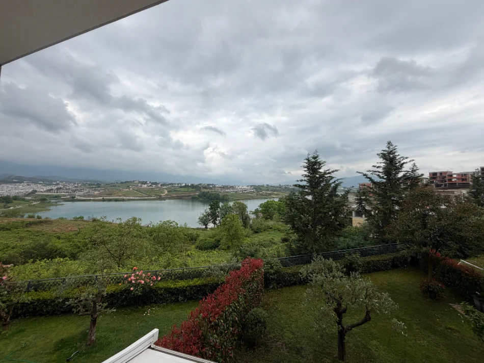 Tirane, jepet me qera Vile 3 Katshe , 221 m² 3.000 € (Liqeni Farkes)