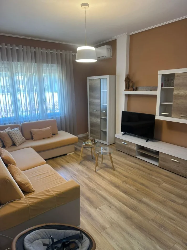 Tirane, jepet me qera apartament 2+1+Ballkon Kati 4, 87 m² 700 € (Kopshti ZOO /Rr.Eduard Mano)