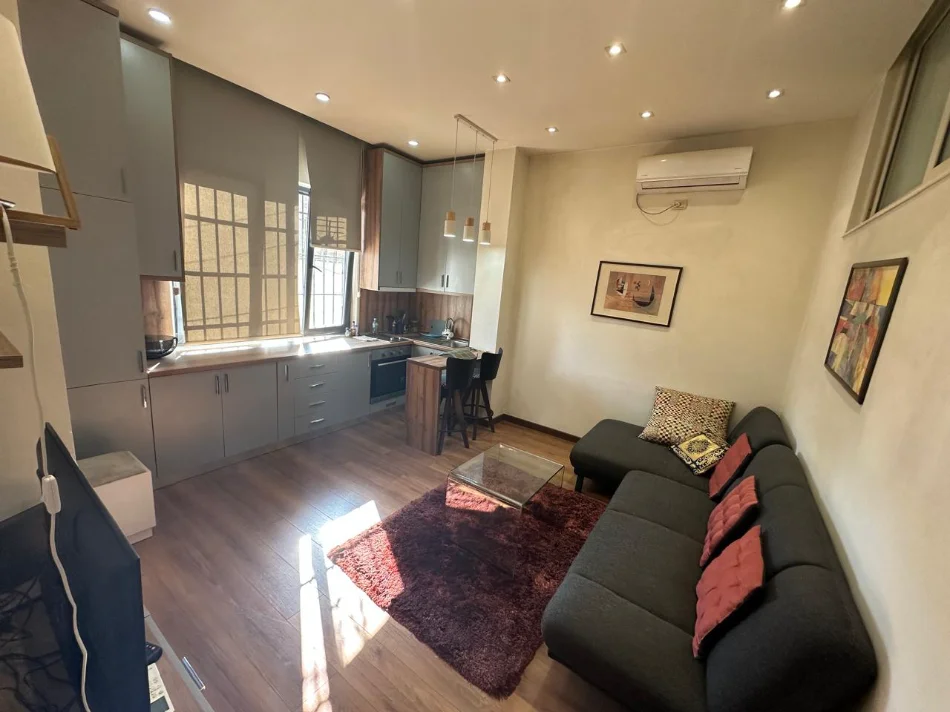 Tirane, jepet me qera apartament 1+1 Kati 1, 59 m² 600 € (9-Kateshet/Pas Rossman)