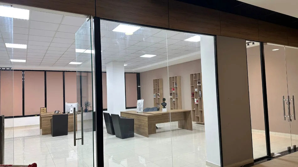 Tirane, jepet me qera zyre Kati 1, 120 m² 840 € (Bulevardi Blu)