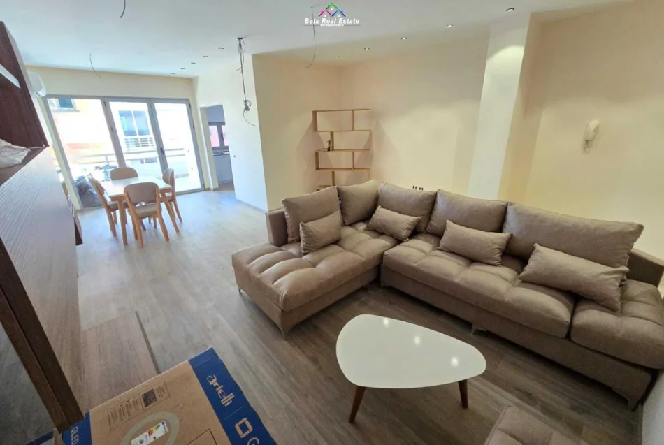 Tirane, jepet me qera apartament 3+1+Ballkon Kati 6, 120 m² 1.400 € (Bulevardi Zhan Dark)