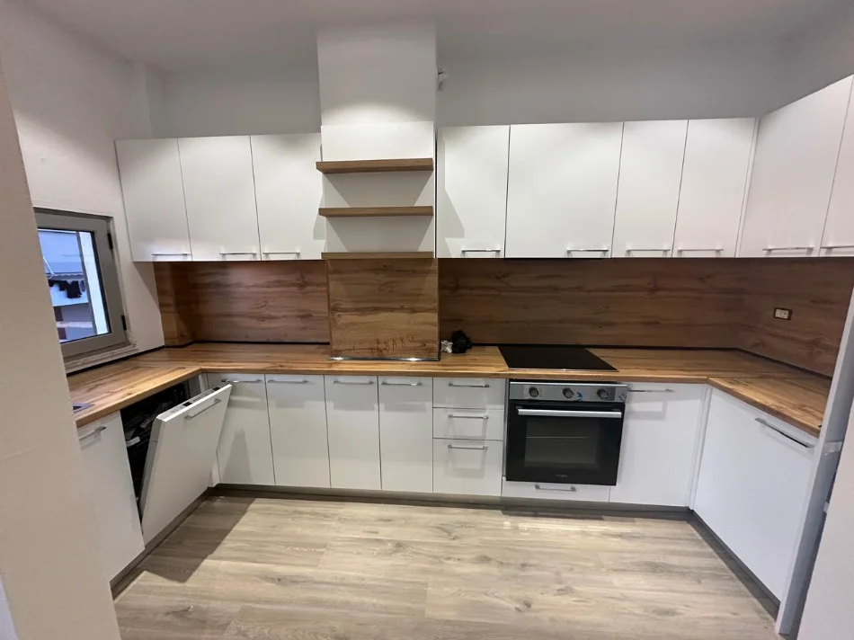 Tirane, jepet me qera apartament 3+1+Ballkon Kati 7, 155 m² 1.400 € (Shkolla e Mesme “Ismail Qemali”)