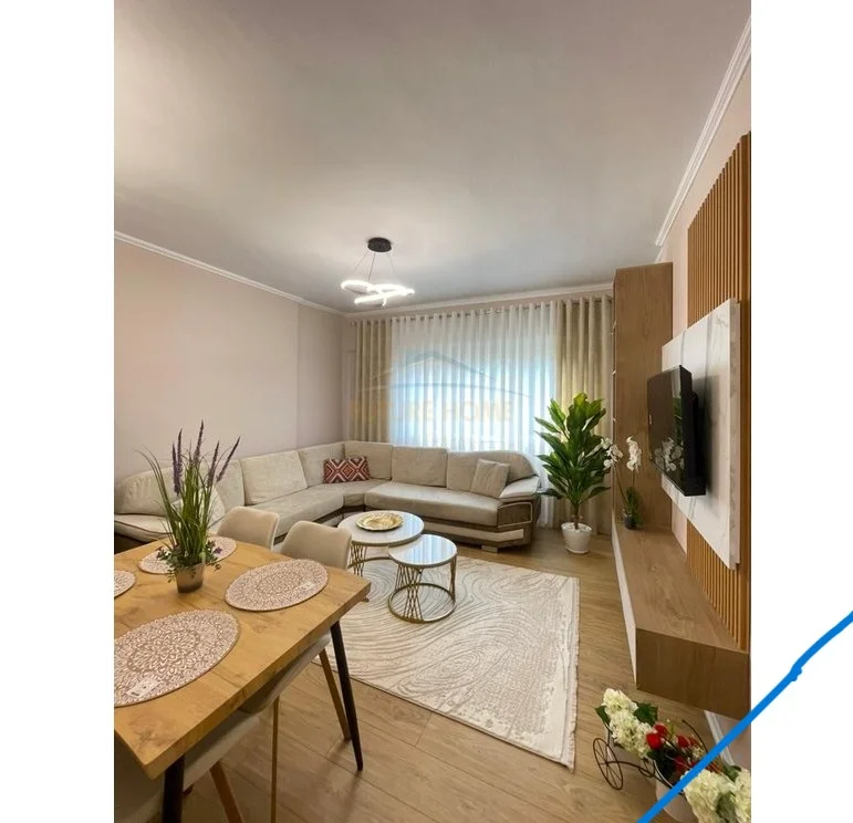 Tirane, jepet me qera apartament 2+1+2+Ballkon Kati 4, 98 m² 900 € (Komuna e Parisit)