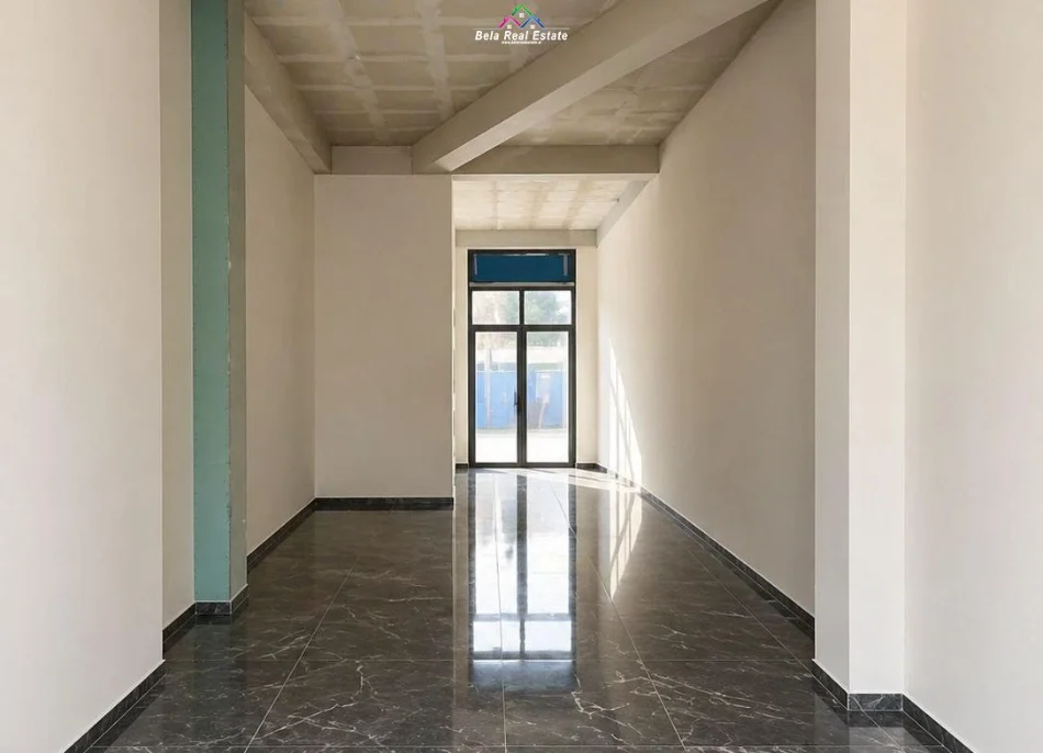 Tirane, jepet me qera dyqan Kati 0, 56 m² 980 € (Rruga Azem Hajdari)