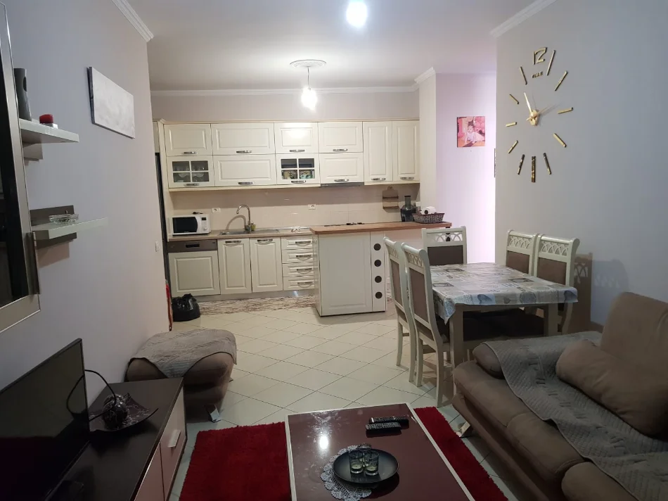 Tirane, jepet me qera apartament 2+1+Ballkon Kati 4, 90 m² 450 € (Yzberisht)