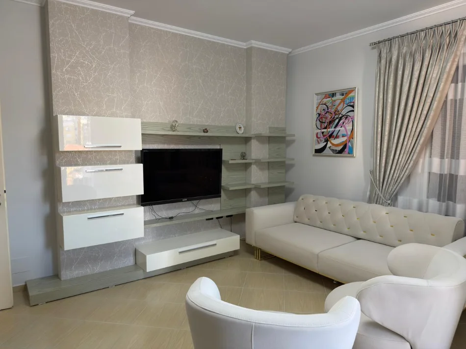 Tirane, jepet me qera apartament 1+1+Ballkon Kati 3, 66 m² 650 € (21 Dhjetori/Rr.Frederik Shiroka)