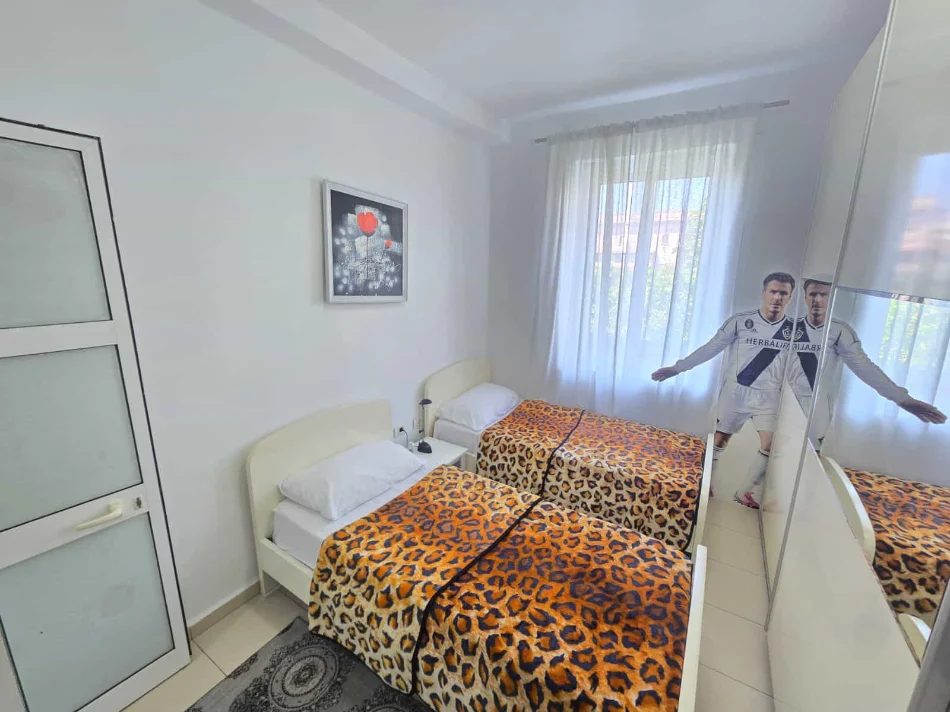 Tirane, jepet me qera apartament 1+1 Kati 5, 50 m² 530 € (Bllok)