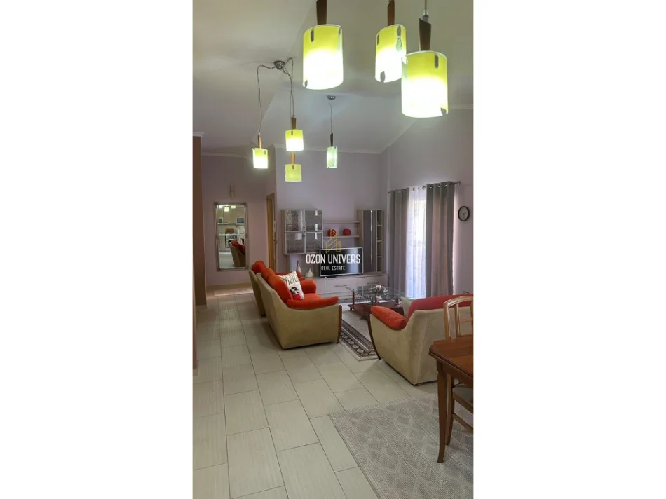 Tirane, jepet me qera apartament 3+1+Ballkon Kati 3, 145 m² 850 € (Komuna e Parisit)