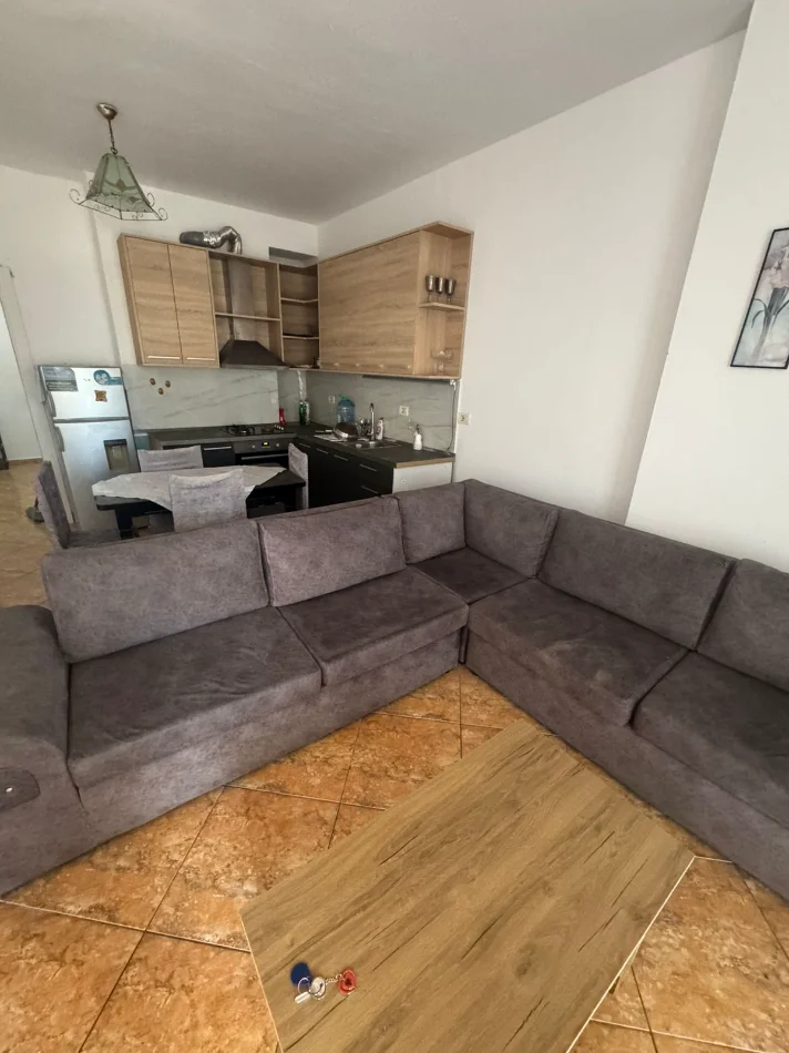 Tirane, jepet me qera apartament 2+1+Ballkon Kati 5, 80 m² 400 € (FRESKU)
