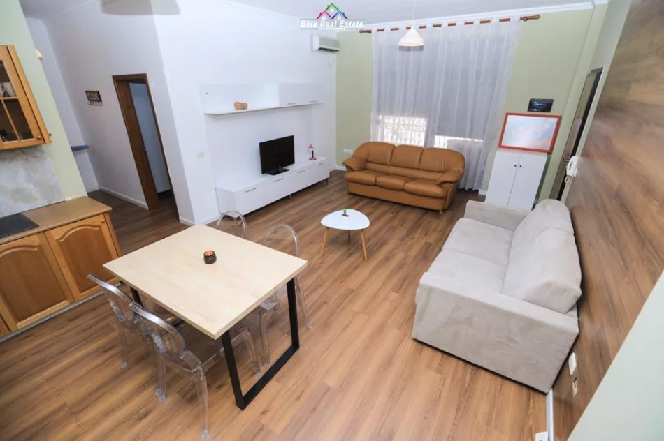 Tirane, jepet me qera apartament 1+1+Ballkon Kati 4, 75 m² 650 € (Qender)