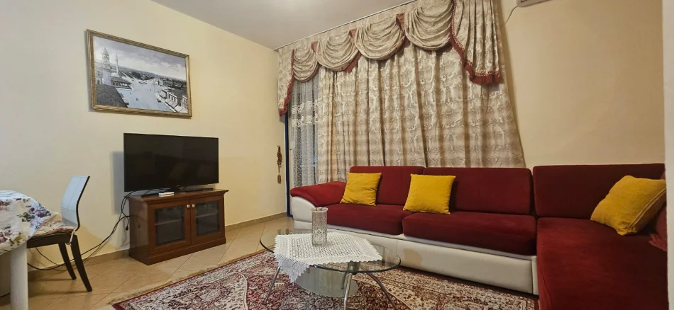 Tirane, jepet me qera apartament 1+1+Ballkon , 65 m² 700 € (Rruga Kosovareve)