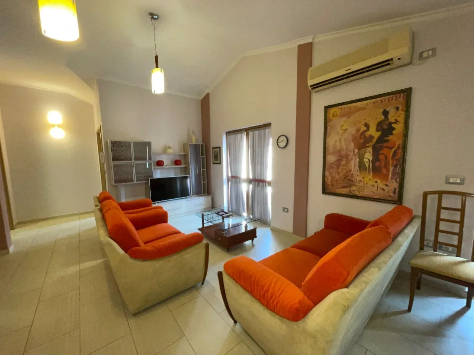 Tirane, jepet me qera apartament 3+1+Aneks+Ballkon Kati 2, 130 m² 850 € (Komuna e Parisit)