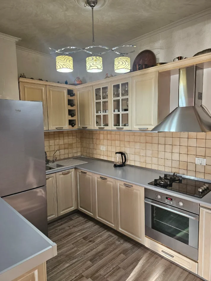 Tirane, jepet me qera apartament 3+1+Ballkon Kati 16, 140 m² 1.200 € (9-Kateshet/Rr.Kostandin Kristoforidhi)