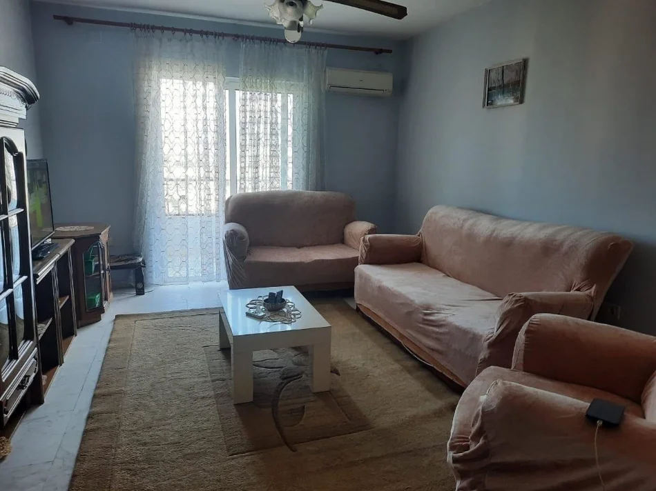 Tirane, jepet me qera apartament 2+1 , 570 € (laprake)