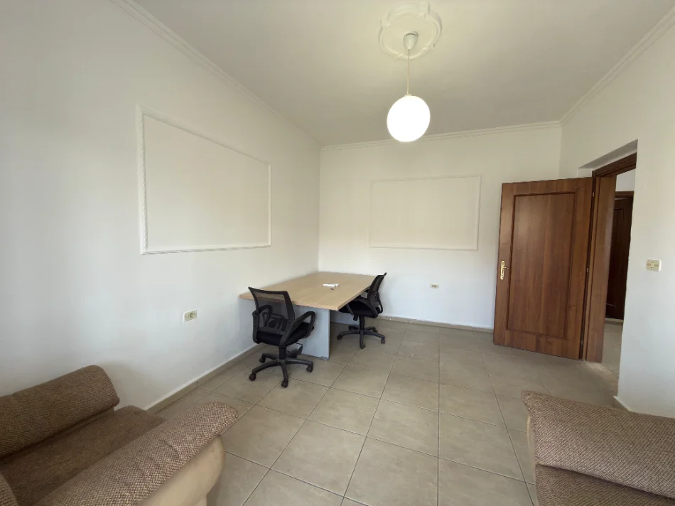 Tirane, jepet me qera apartament 2+1+Ballkon Kati 4, 65 m² 450 € (Bulevardi Zogu i Parë)