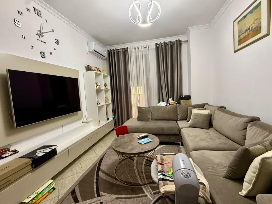 Tirane, shitet apartament 1+1 , 56 m² 102.000 € (Kombinat)