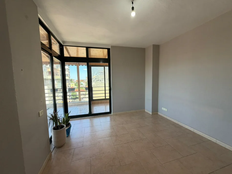 Tirane, jepet me qera apartament 3+1+Ballkon Kati 6, 130 m² 800 € (Rruga 4 Deshmoret)