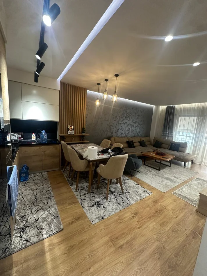 Tirane, jap me qera apartament 2+1+Ballkon Kati 1, 95 m² 620 € (Astir, afer bar Bohem)