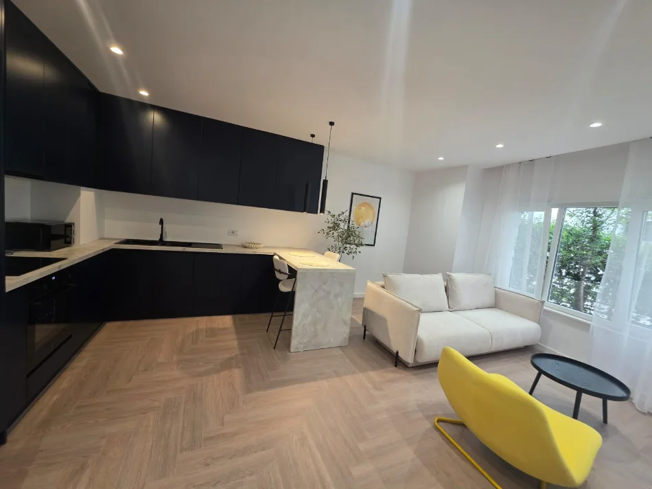 Tirane, jap me qera apartament 1+1+Ballkon Kati 1, 75 m² 840 € (kodra e diellit 2)