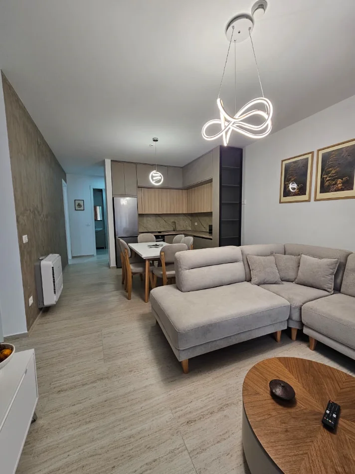 Tirane, jepet me qera apartament 3+1 , 120 m² 1.450 € (Liqen i thate)