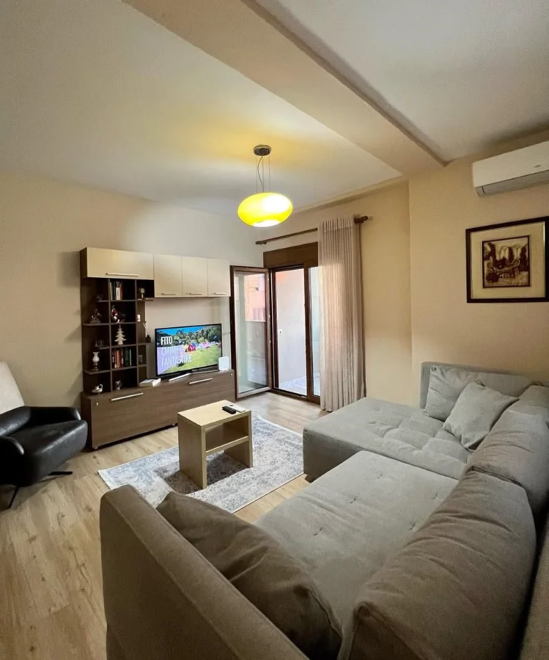 Tirane, jepet me qera apartament 1+1 , 75 m² 750 € 
